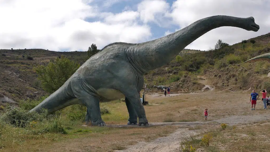 Réplica de un braquiosaurio a tamaño real situado en el Yacimiento de Valdecevillo en Enciso (La Rioja)