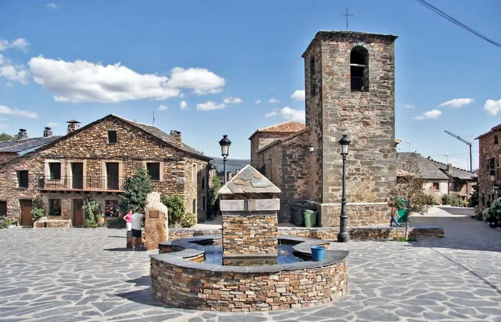 Valverde de los Arroyos, en la Ruta de los Pueblos Negros de Guadalajara.
