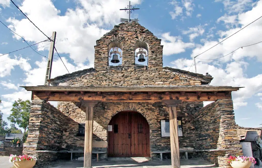 Iglesia parroquial de San pedro, en Robleluengo (Guadalajara).