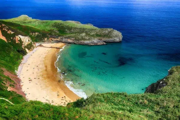 Playa de Ballota. Por Cristian Zamfir