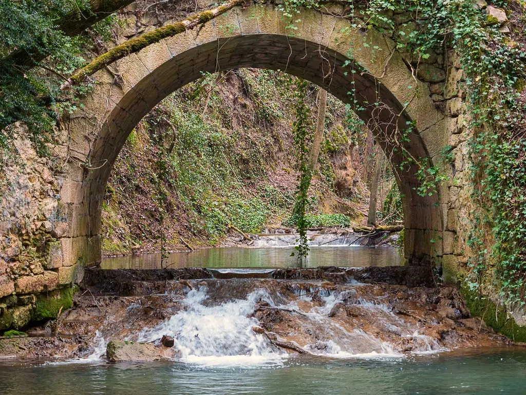 Puente sobre el río Inglares. Por Basotxerri