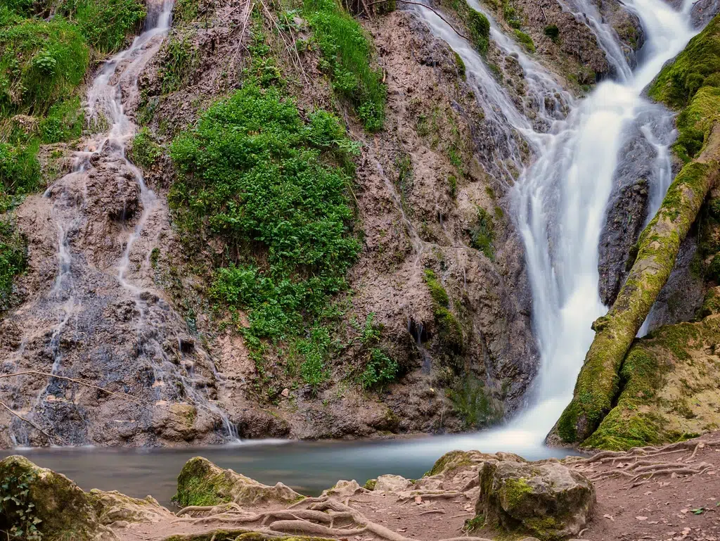 Cascada en la Ruta del agua de Berganzo. Por Basotxerri