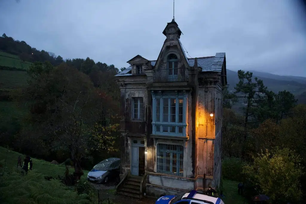 Palacio abandonado en Boal, uno de los escenarios de Infiesto. Por Netflix/Jaime Olmedo
