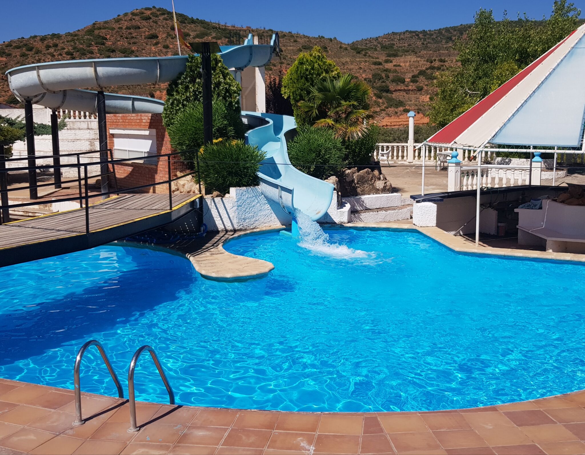 Casas rurales con tobogán acuático para un verano divertido 🛝