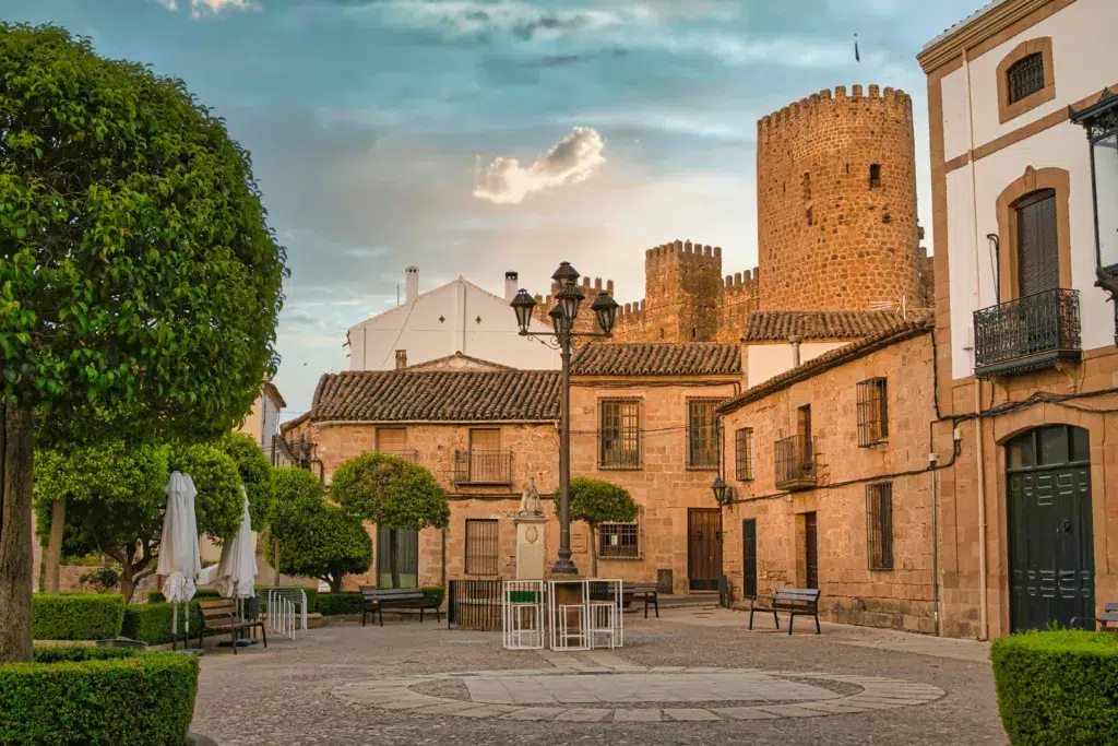 Plaza de la Constitución en la villa medieval de Baños de la Encina, provincia de Jaén