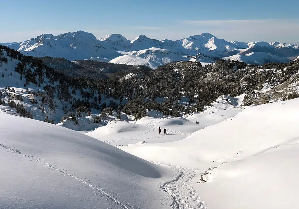 Larra-Belagua (Navarra), un paraíso de rutas con raquetas de nieve.