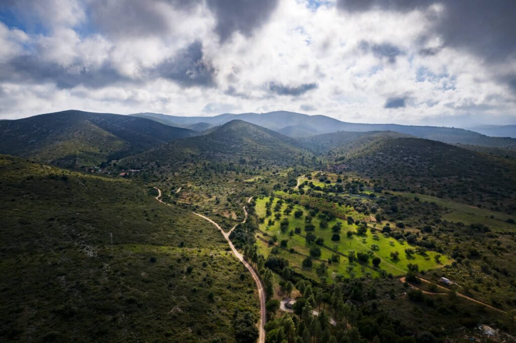 Vistas aéreas de la sierra de Irta y la antigua cantera de Peñíscola con el cielo nublado al atardecer, Castellón. Por Huginn Kenningar