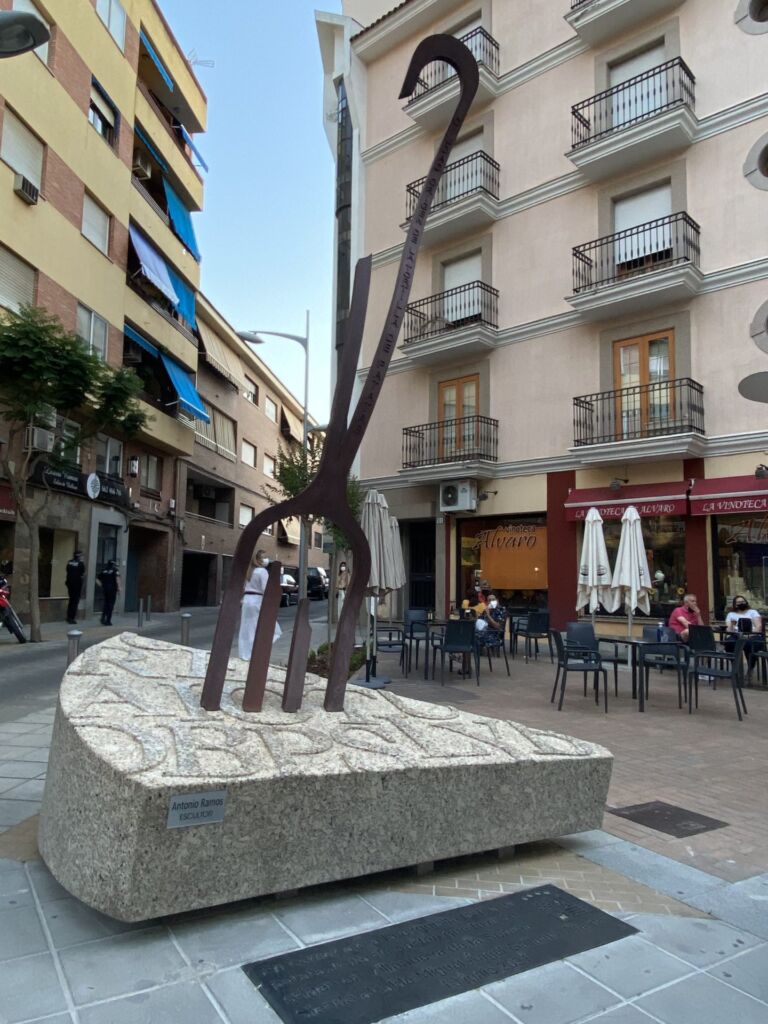 Monumento a la tortilla de patatas en Villanueva de la Serena (Badajoz).