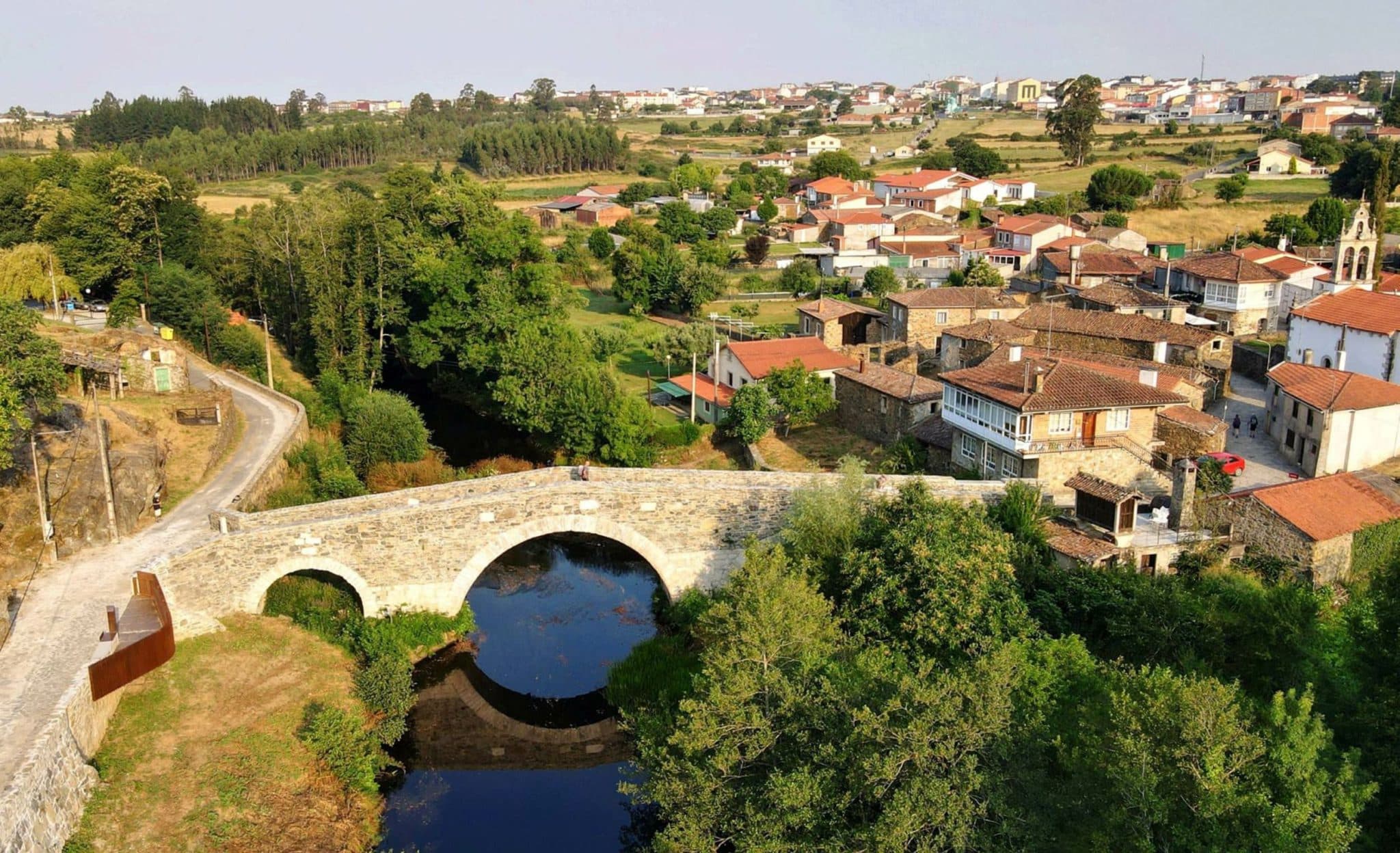 Puente sobre el río Furelos en Melide, Galicia. Por CDN