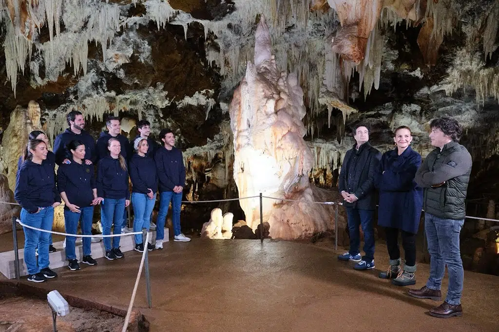 Los aspirantes y el jurado de MasterChef, en el interior de las Cuevas del Águila (Arenas de San Pedro, Ávila).