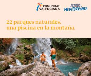 Dos personas en bañador posan junto a una cascada natural y una poza, rodeadas de una exuberante vegetación. El texto en español promociona 22 parques naturales y una poza de montaña en la Comunitat Valenciana.