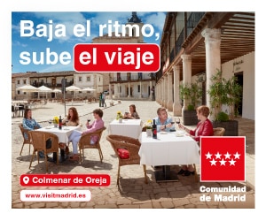 Gente cenando al aire libre en una plaza soleada con edificios históricos. El texto dice: Baja el ritmo, sube el viaje. Aparecen el logotipo de la Comunidad de Madrid y la localidad de Colmenar de Oreja.