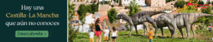 Cuatro niños y un adulto contemplan unas grandes esculturas de dinosaurios en un parque, con edificios y vegetación al fondo. Un texto en español invita a los espectadores a descubrir Castilla-La Mancha.