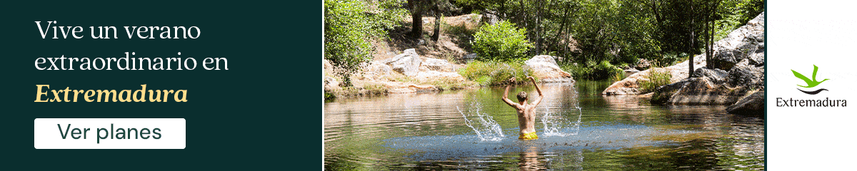 Una persona salpica agua mientras nada en un río cristalino rodeado de rocas y árboles. El texto dice: «Vive un verano extraordinario en Extremadura». «Ver ofertas». A la derecha aparece el logotipo de Turismo de Extremadura.