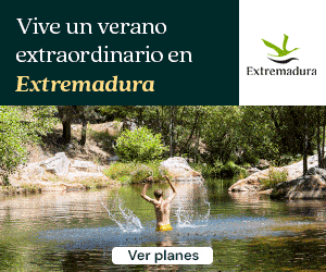 Una persona nadando y salpicando agua en un río natural rodeado de árboles, con un texto que promociona el verano en Extremadura y un botón que dice «Ver aviones».