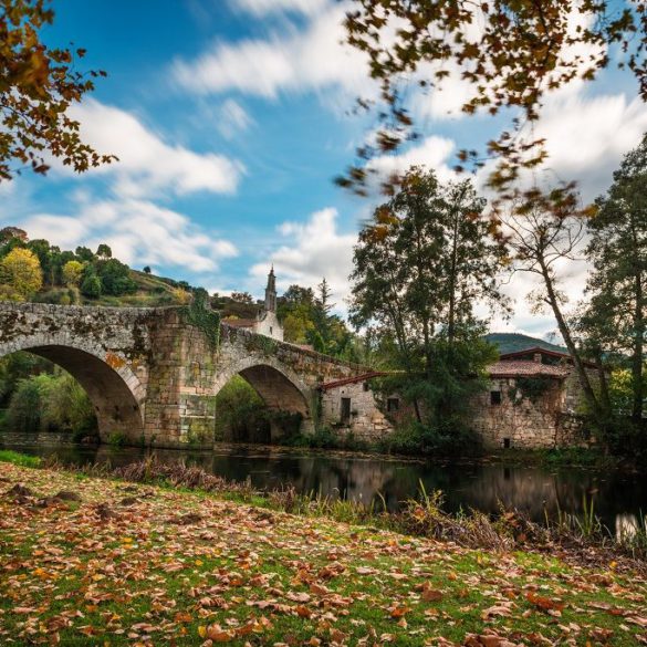 Puente de Allariz sobre el río Arnoia. Otoño en Galicia