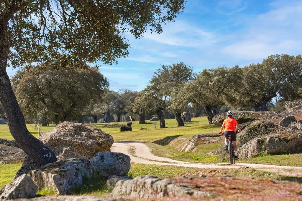 mujer en bicicleta en Extremadura