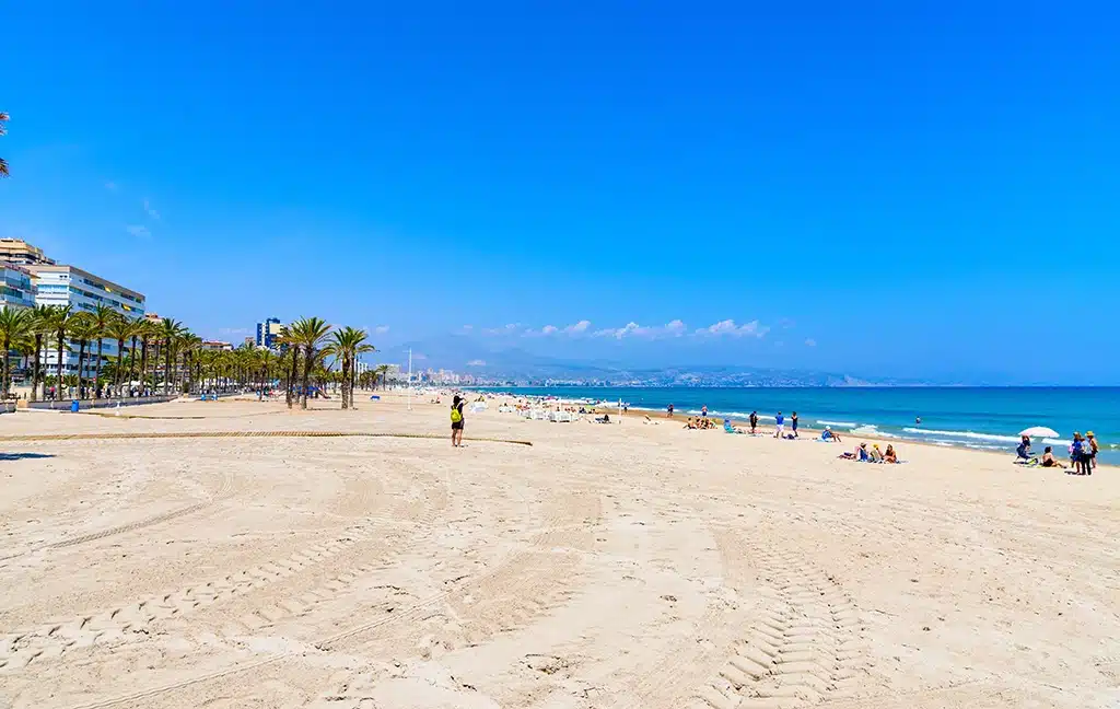 Playa de San Juan (Alicante). Una de las playas para disfrutar de la costa de Alicante.