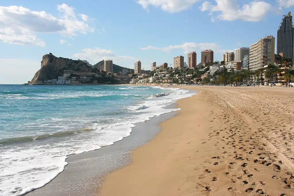 Playa de Poniente (Benidorm). Una de las playas para disfrutar de la costa de Alicante.