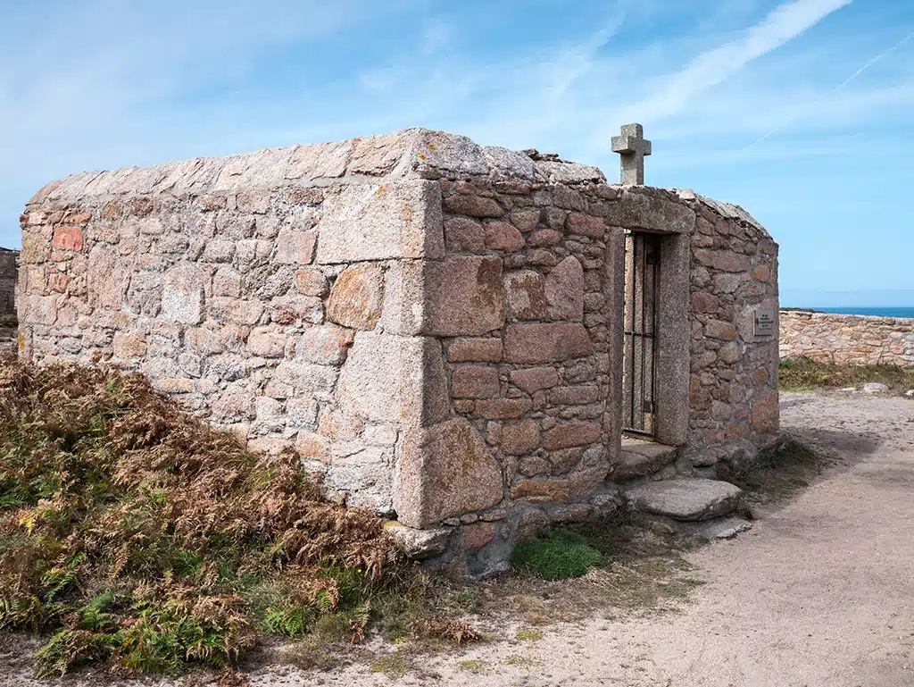 Imagen del recinto interior del Cementerio de los Ingleses (Camariñas), donde están enterrados los oficiales del barco.