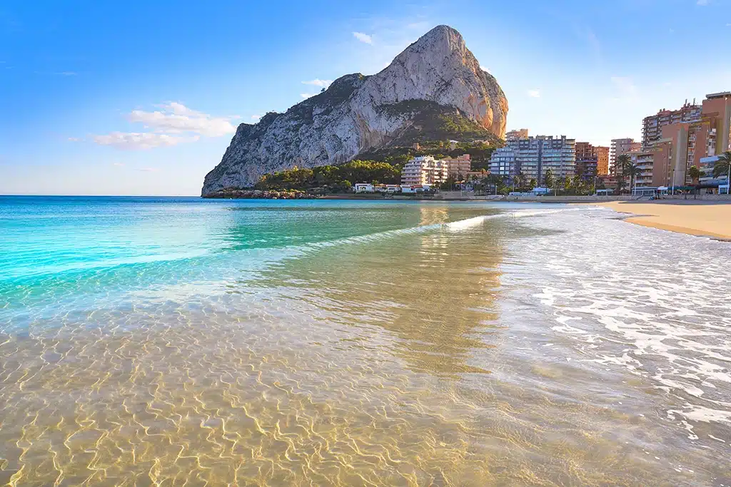 Playa de La Fossa (Calpe). Una de las playas para disfrutar de la costa de Alicante.