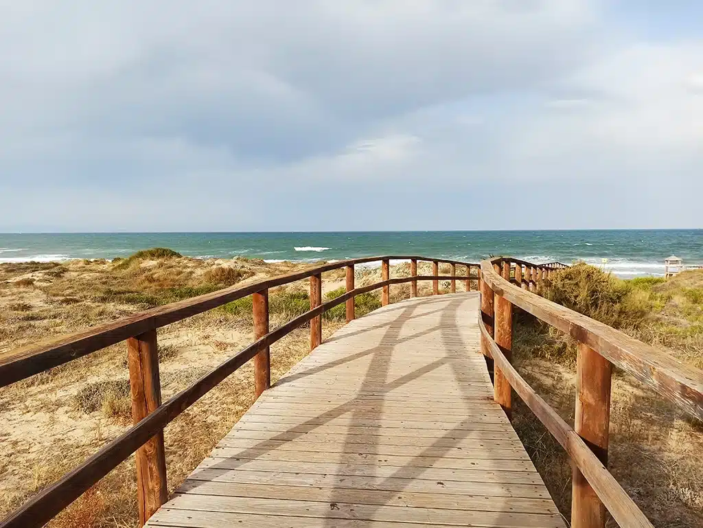 Playa de Los Arenales del Sol (Elche). Una de las playas para disfrutar de la costa de Alicante.