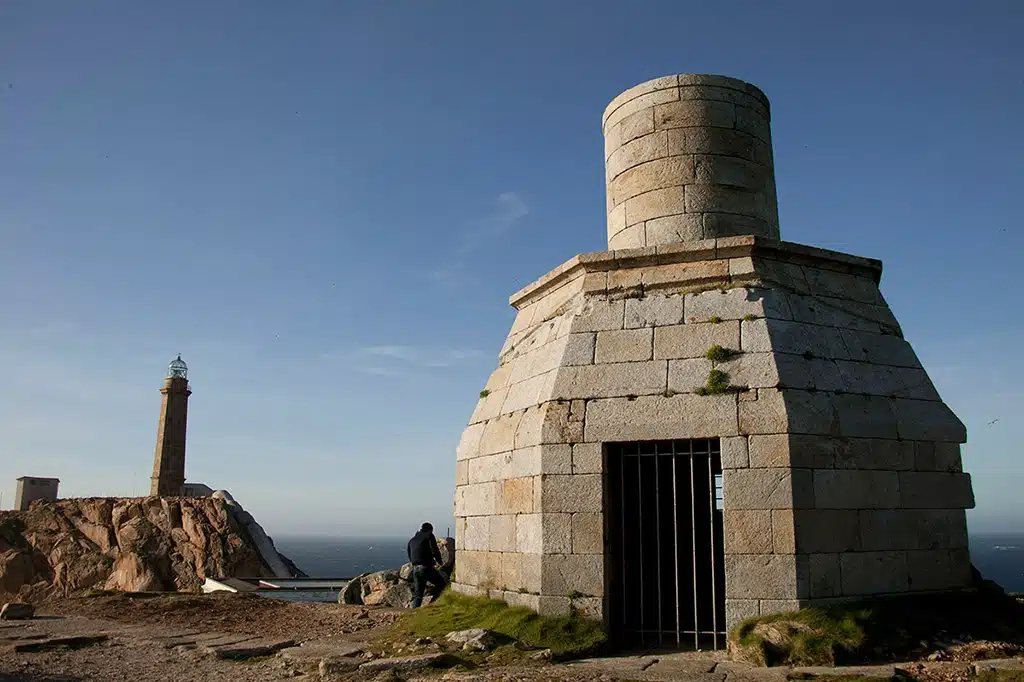 El faro viejo de Cabo Vilán (Camariñas), en primer término, con el nuevo faro al fondo.