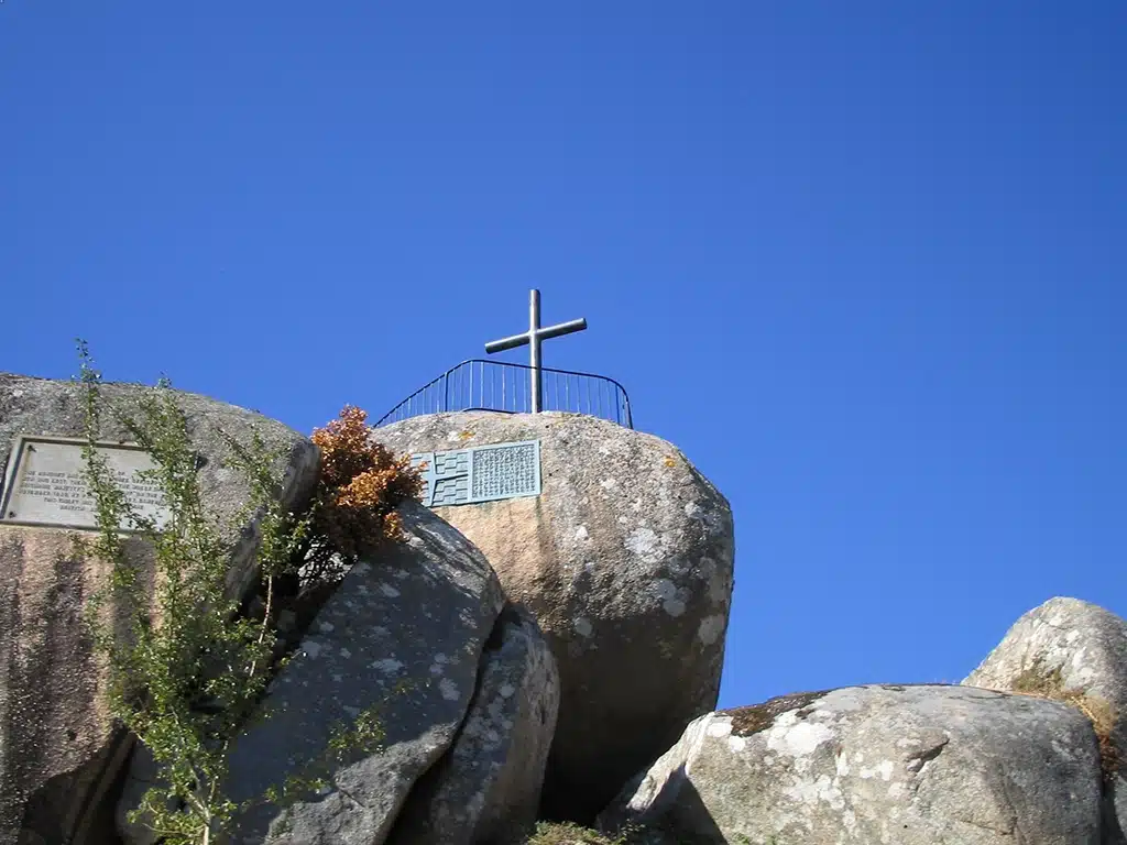 Mirador de la Cruz del monte Lobeira (Vilanova de Arousa), donde una lápida recuerda a las víctimas del Serpent.