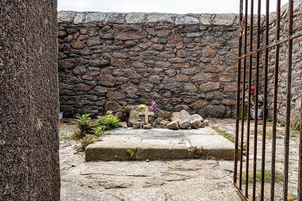 El interior del Cementerio de los Ingleses (Camariñas), con flores en recuerdos de los marineros fallecidos. Por rudiernst.