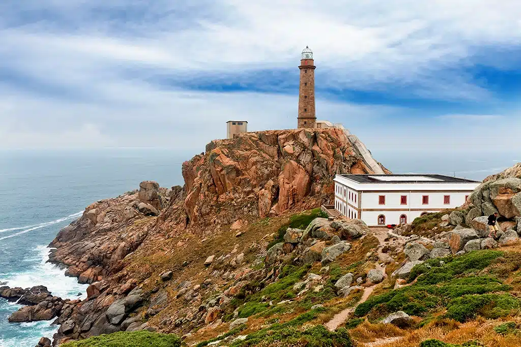 El faro de Cabo Vilán (Camariñas) es una de las paradas destacadas de la Ruta de los Naufragios de la Costa da Morte.