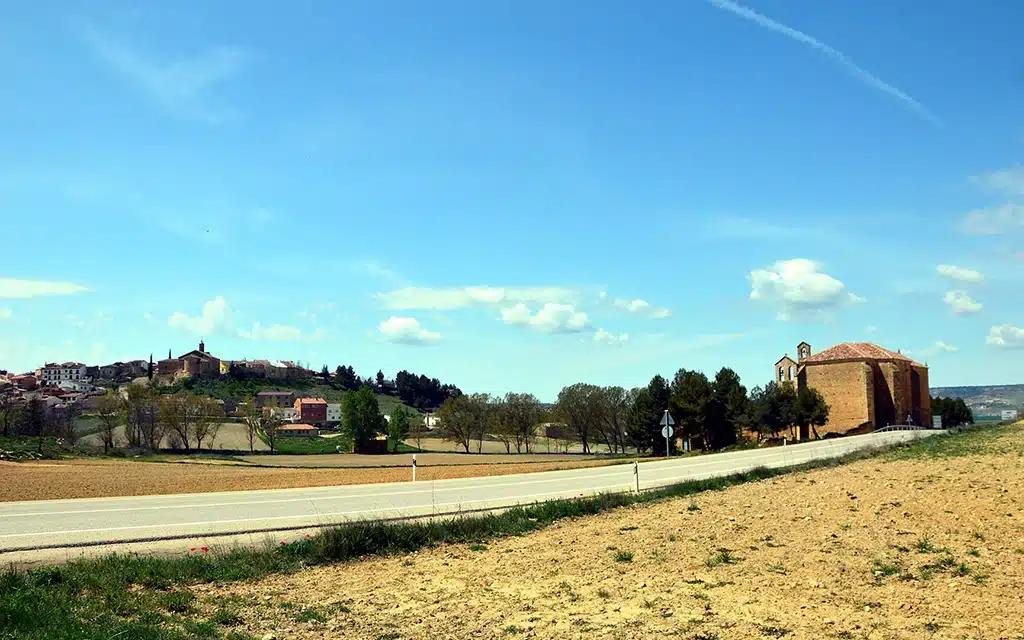 Vista parcial de Carboneras de Guadazaón (Cuenca) con detalle de la iglesia-panteón de los marqueses de Moya junto a la CN-420 (2019)