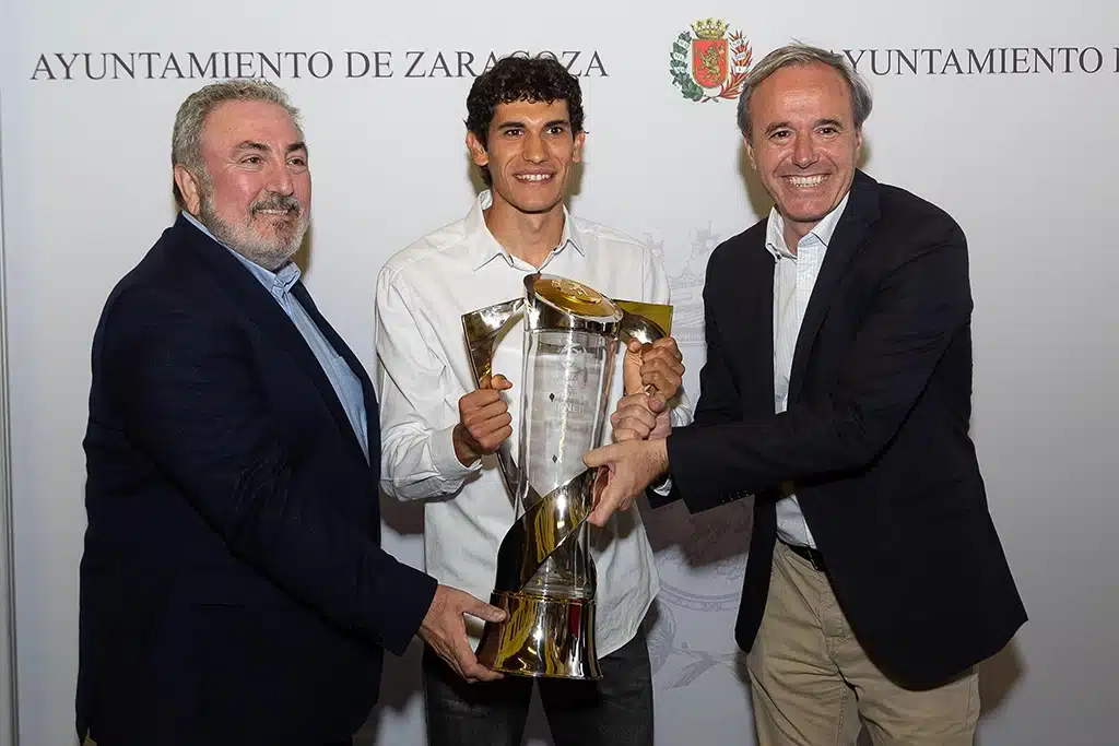 El medallista olímpico Jesús Vallejo, homenajeado en el Ayuntamiento de Zaragoza tras proclamarse campeón de Europa Sub-21 con España, en 2019.