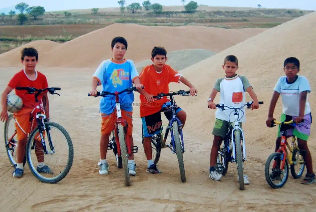 El medallista olímpico Jesús Vallejo (centro), en una imagen de la infancia con la bicicleta, en Loscos (Teruel).