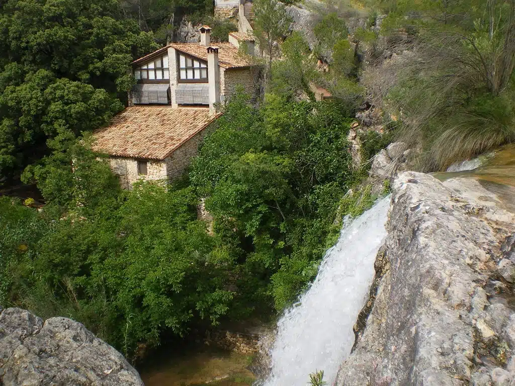 Casa rural con cascada, el Molí de Sotorres en Horta de Sant Joan (Tarragona)