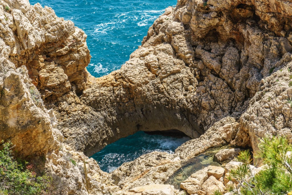 Calas que se esconden en cuevas