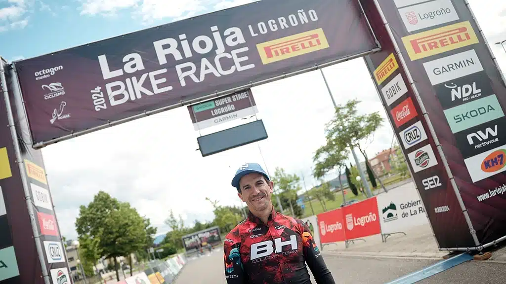 El medallista olímpico rural, Carlos Coloma, junto a la línea de meta de la carrera de mountain bike La Rioja Bike Race.