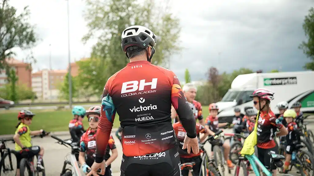 Carlos Coloma, junto a algunos alumnos del Coloma Bike Club, su escuela de ciclismo para niños y niñas.