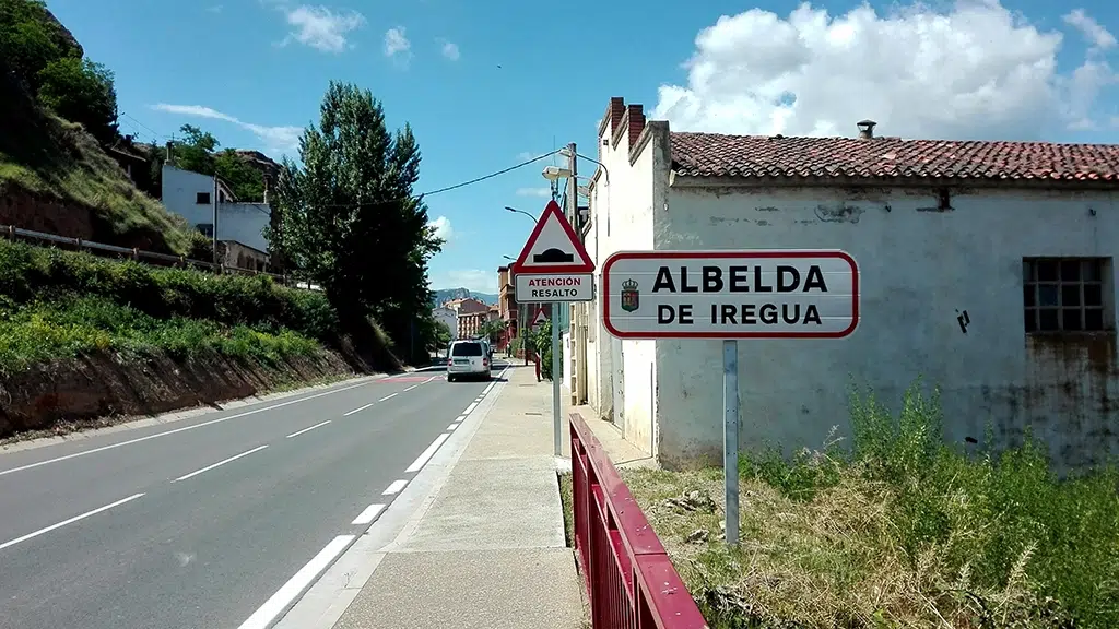 Entrada a Albelda de Iregua, el pueblo del medallista olímpico Carlos Coloma.
