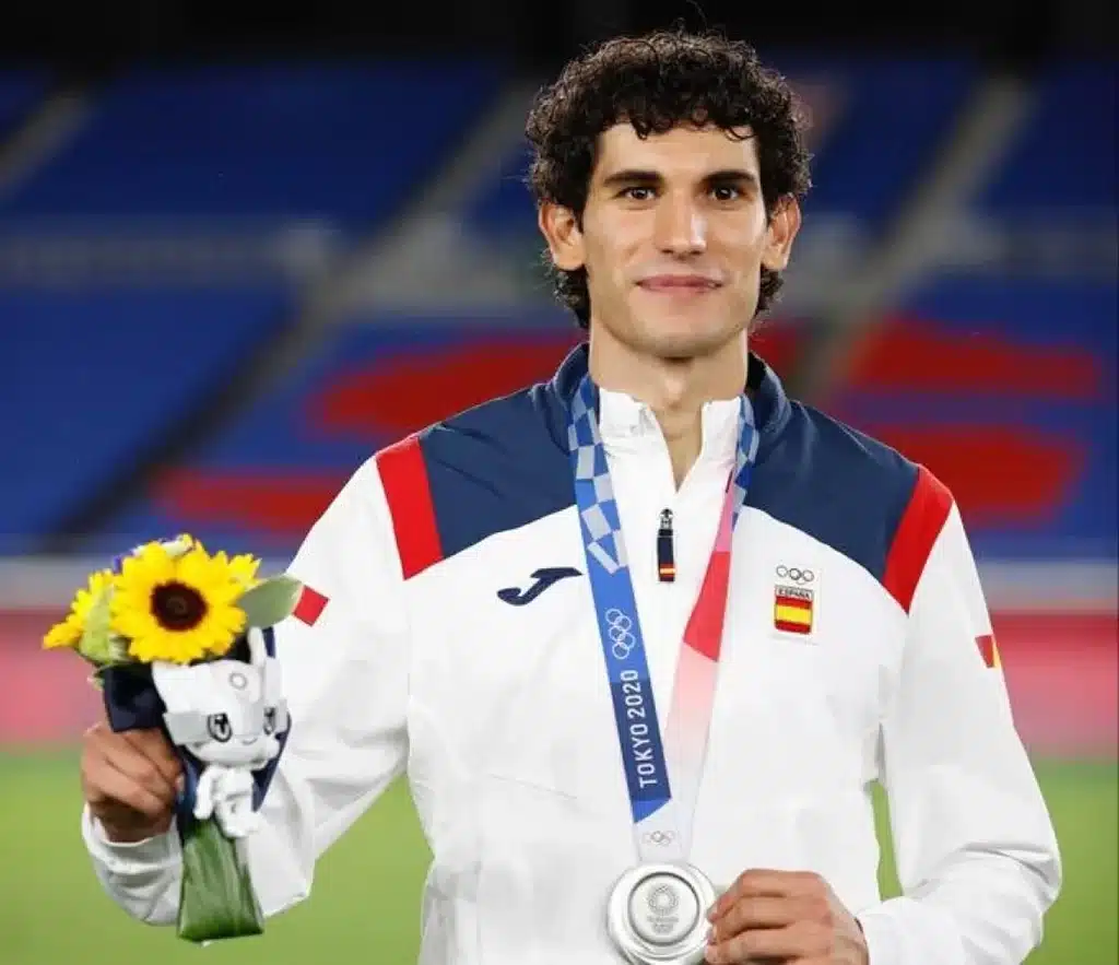 El medallista olímpico Jesús Vallejo, en el podio de Tokyo 2020 con su medalla de plata.