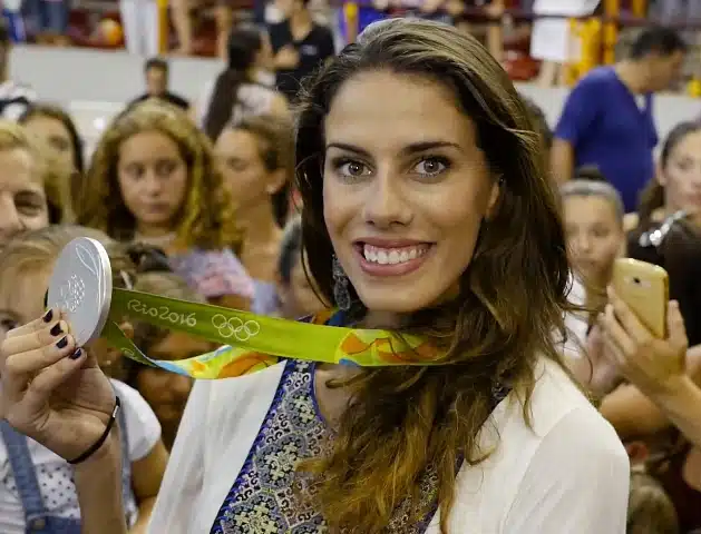 La medallista olímpica Lourdes Mohedano, con su medalla de plata en el recibimiento que le tributó Peñarroya-Pueblonuevo.