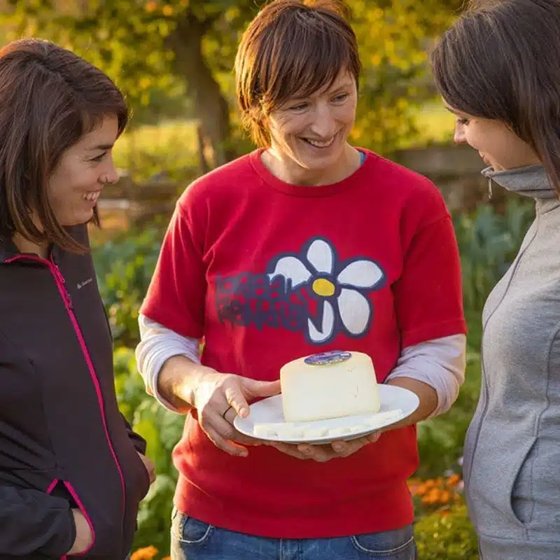 Maider Unda enseña su queso DOP Idiazábal.