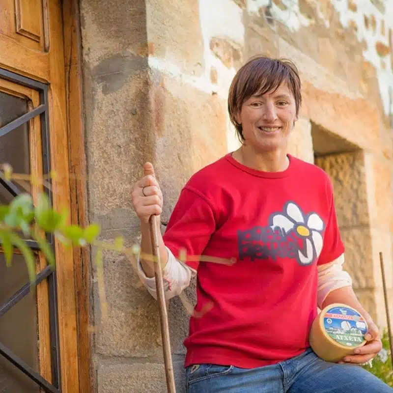 La medallista olímpica rural, Maider Unda, en el umbral de su caserío, en Olaeta (País Vasco).