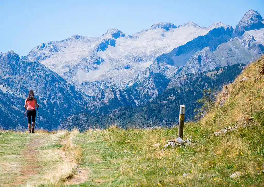 Senderista en la Ruta de Las Tres cascadas de Cerler, en el Pirineo aragonés.