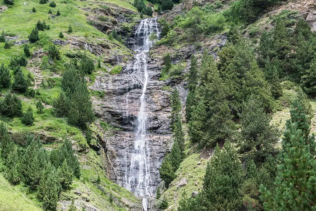 Cascada de Clotet, en la Ruta de Las Tres Cascadas de Cerler, en el Pirineo aragonés.