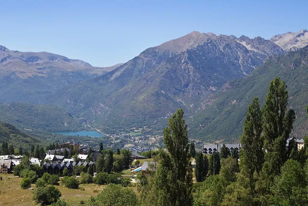 Vista de Cerler y del valle de Benasque desde la Ruta de Las Tres Cascadas de Cerler, en el Pirineo aragonés.