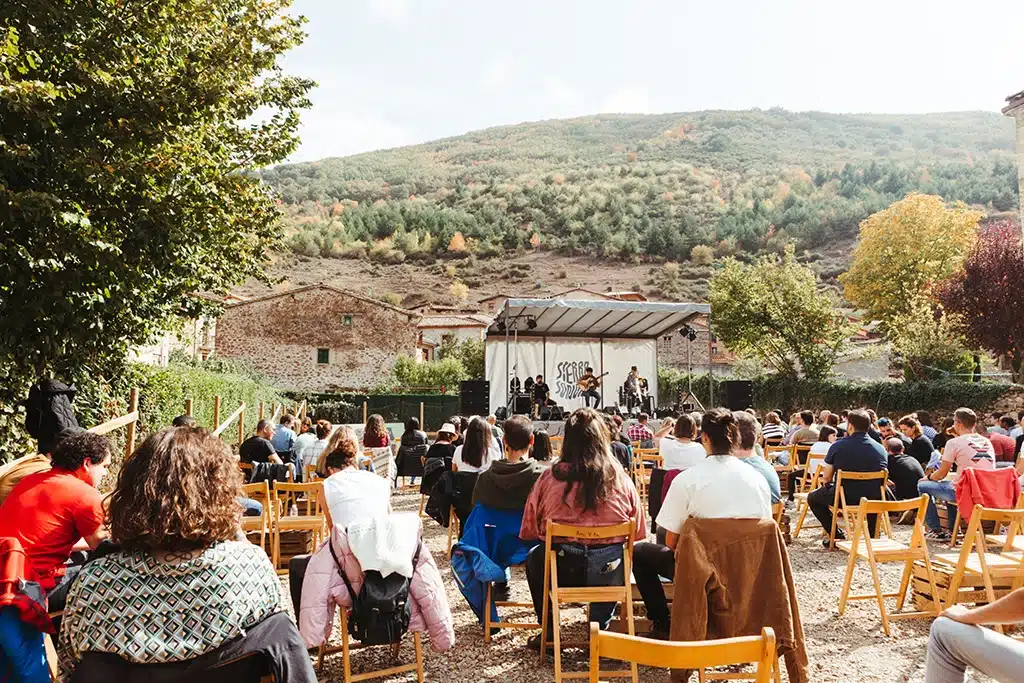 Imagen del festival de verano Sierra Sonora, en Viniegra de Abajo (La Rioja). Uno de los festivales que se celebran en pueblos de menos de 1.000 habitantes y que luchan contra la despoblación rural.
