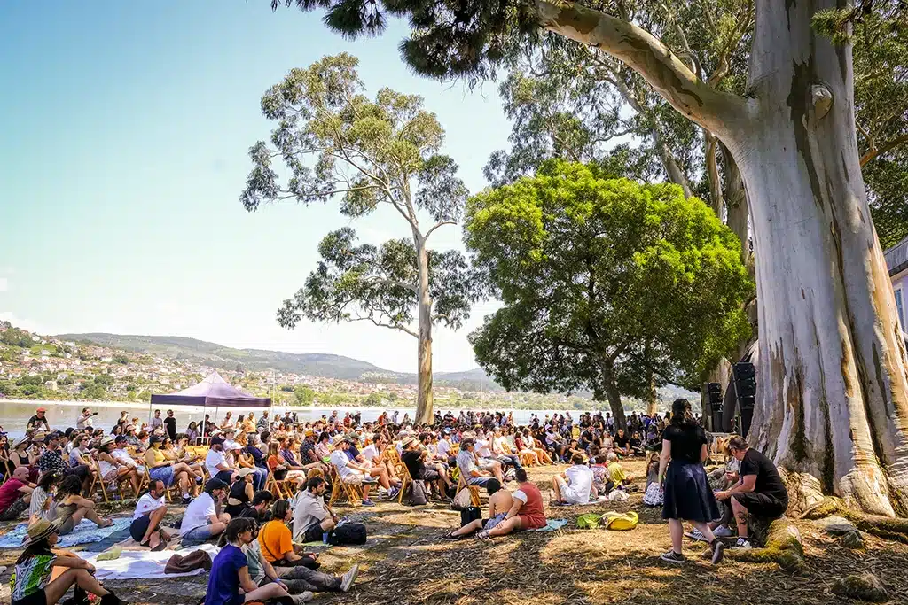 Imagen del festival de verano Sinsal, en la isla de San Simón (Pontevedra). Uno de los festivales que se celebran en pueblos de menos de 1.000 habitantes y que luchan contra la despoblación rural.