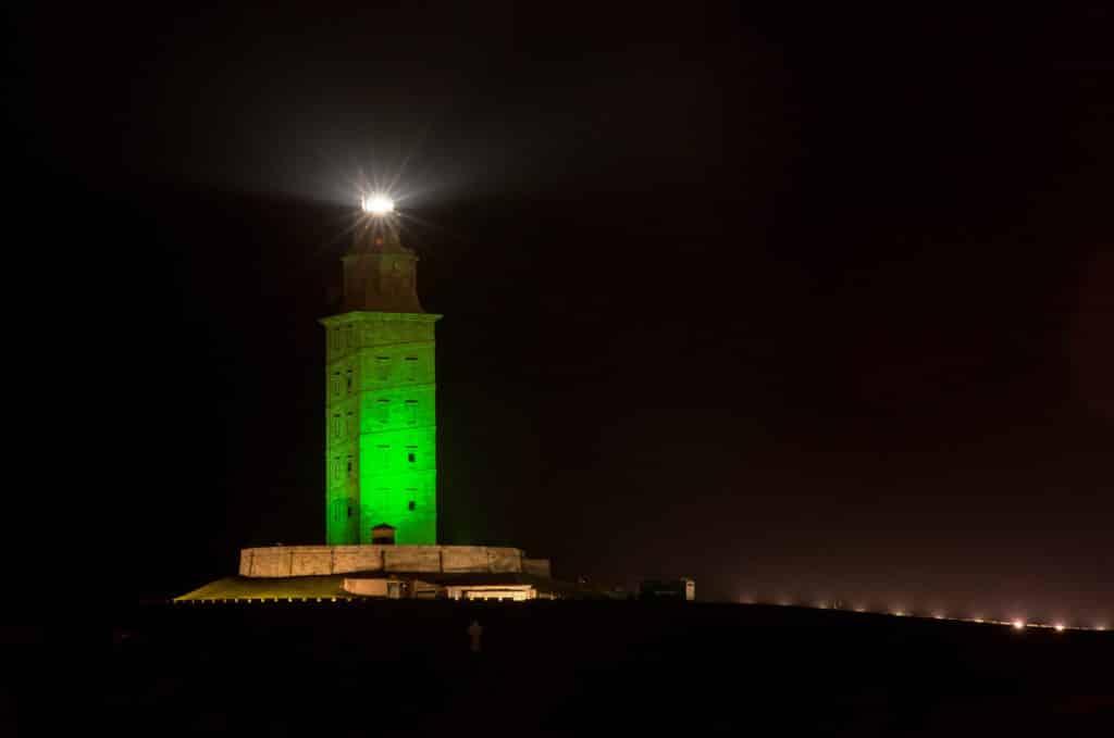 Monumentos de España se tiñen de verde «esperanza»