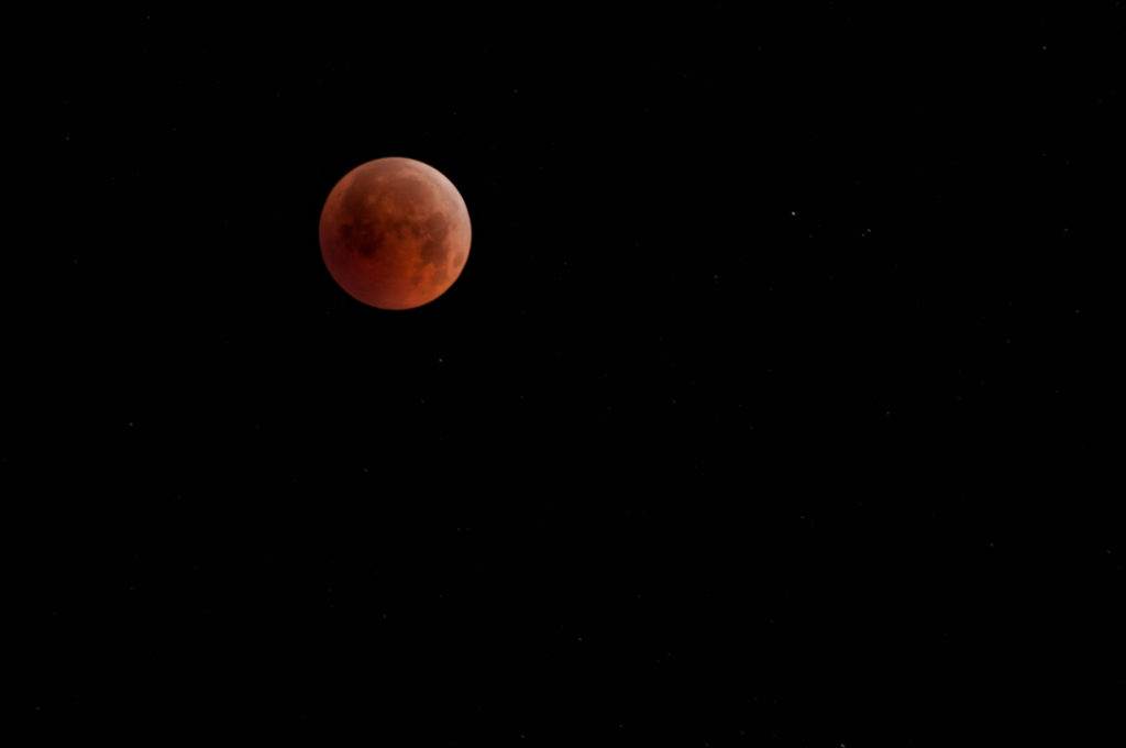 Cómo ver el eclipse de luna de este lunes