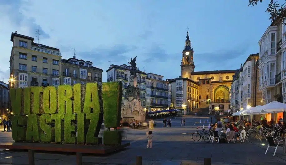 Plaza de la Virgen Blanca de Vitoria-Gasteiz. Por: Turismo de Álava